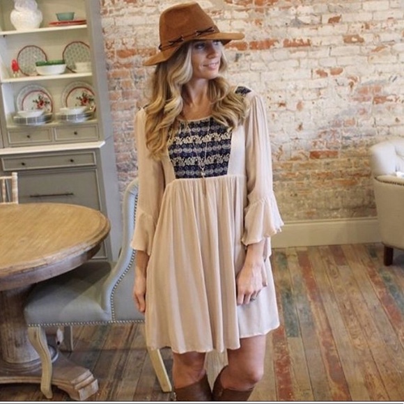 Infinity Raine Dresses & Skirts - Flutter Sleeve Embroidered Dress- M